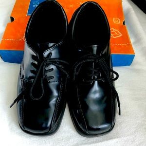 Boys size 4 black dress shoes.
